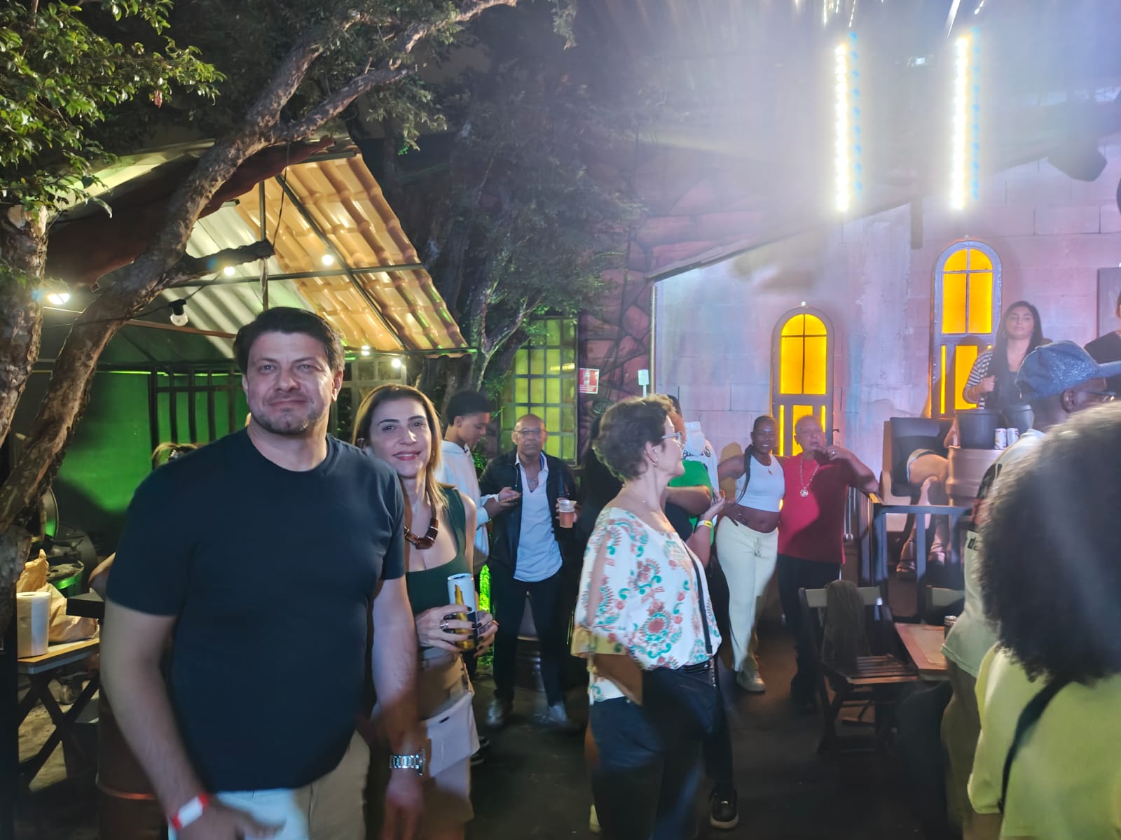Público sob iluminação cênica em noite de show